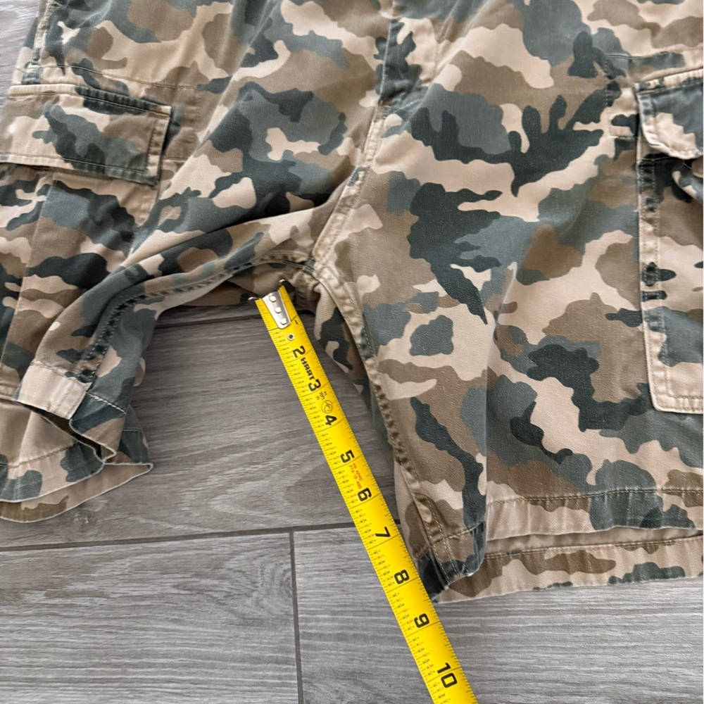 Levi’s|Men’s Olive Camouflage Cargo Shorts, size 40•••Summer closet staple - Picture 13 of 14